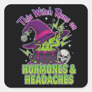 Diese Hexe läuft auf Hormone & Kopfschmerzen Quadratischer Aufkleber