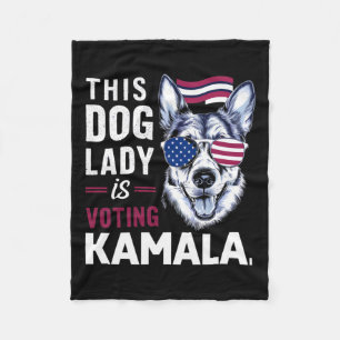 Diese Hundedame wählt Kamala Fleecedecke