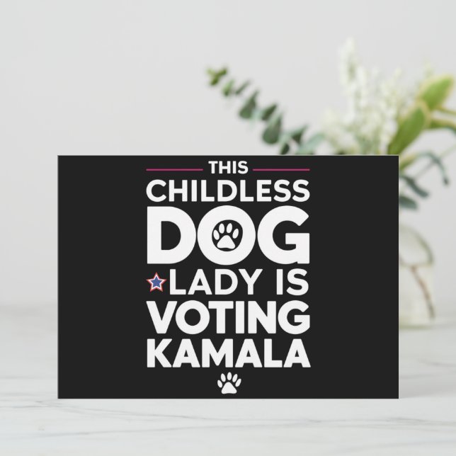 Diese kinderlose Hundedame wählt Kamala Einladung (Stehend Vorderseite)