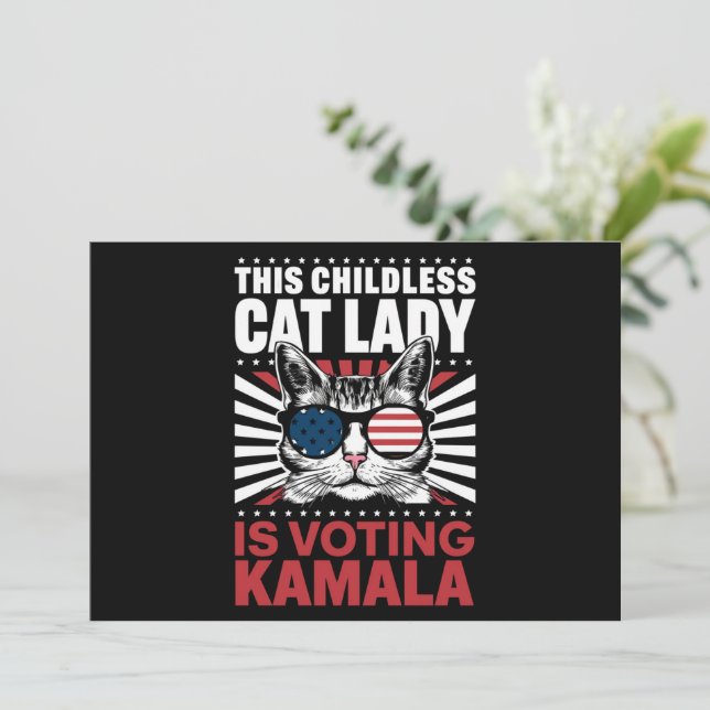 Diese kinderlose Katze-Lady wählt Kamala 2024 Einladung (Stehend Vorderseite)