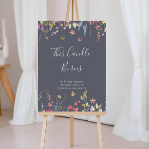 Diese klassisch blaue Kerze mit Wildblumen brennt  Poster