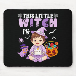 Diese kleine Hexe ist 1 Jahr alt Geburtstag Hallow Mousepad