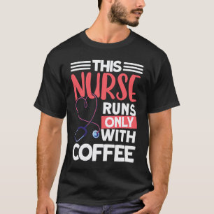 Diese Krankenschwester läuft nur mit Kaffee Humor T-Shirt