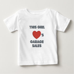 Diese Lieben Garage Verkauf mit Herz Baby T-shirt