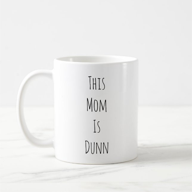 Diese Mama ist Dunn Rae Dunn inspirierte Kaffeetasse (Links)