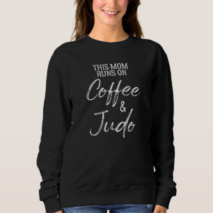 Diese Mama läuft auf Kaffee und Judo Sweatshirt