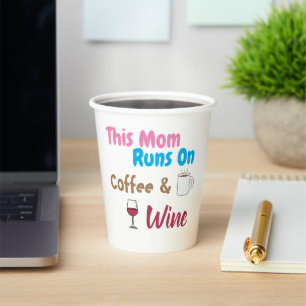 Diese Mama läuft auf Kaffee und Wein Pappbecher