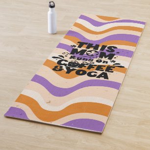 Diese Mama läuft auf Kaffee & Yoga Retro Wavy Must Yogamatte