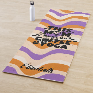 Diese Mama läuft auf Kaffee & Yoga Retro Wavy Must Yogamatte