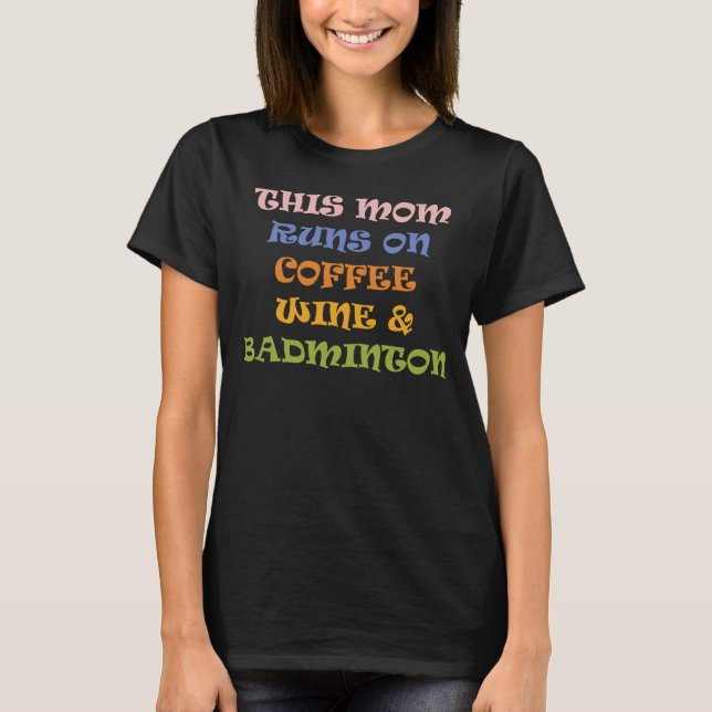 Diese Mama läuft auf Kaffeewein und Badminton T-Shirt (Vorderseite)