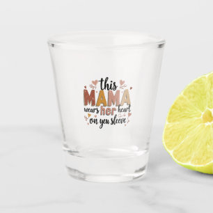 Diese Mama trägt ihr Herz am Schnabel Schnapsglas