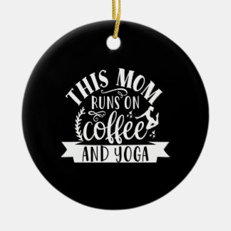 diese Mutter läuft auf Kaffee und Yoga Keramik Ornament