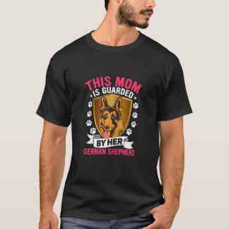 Diese Mutter wird von ihrem Deutschen Schäferhund T-Shirt