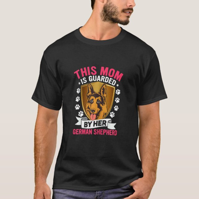 Diese Mutter wird von ihrem Deutschen Schäferhund  T-Shirt (Vorderseite)