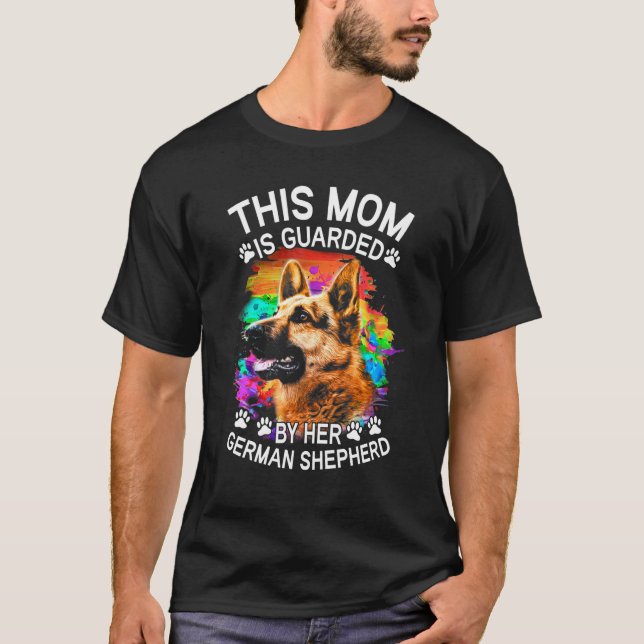 Diese Mutter wird von ihrem Deutschen Schäferhund  T-Shirt (Vorderseite)