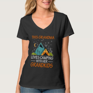 Diese Oma Liebe Camping mit ihren Enkelkindern. T-Shirt