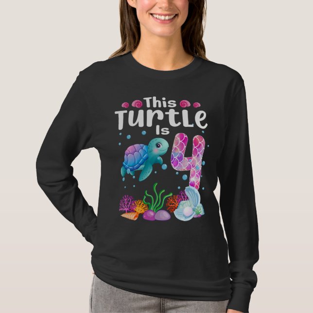 Diese Schildkröte ist 4 Jahre alt, Niedlich unter  T-Shirt (Vorderseite)