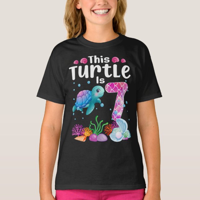Diese Schildkröte ist 7 Jahre alt, Niedlich unter  T-Shirt (Vorderseite)