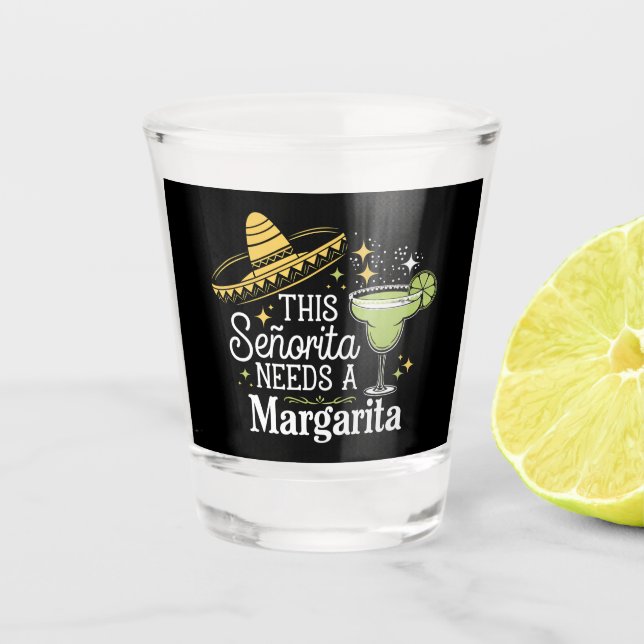 Diese Senorita braucht eine Margarita Cinco De May Schnapsglas (Vorderseite)
