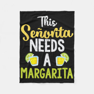 Diese Senorita braucht einen Margarita Funny Drink Fleecedecke