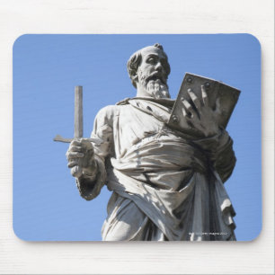 Diese Statue von Saint Paul ist auf dem rechten Mousepad