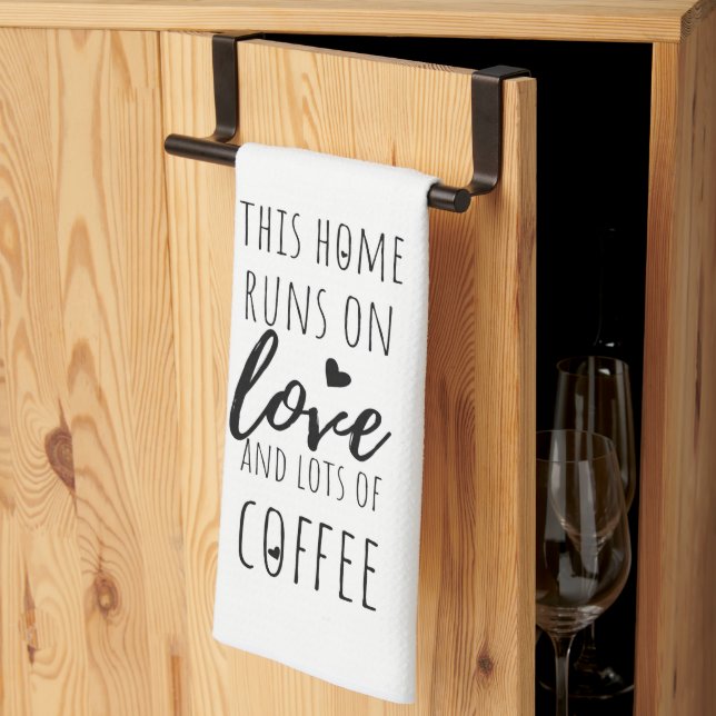 Diese Zuhause läuft auf Liebe und vielen Kaffees Geschirrtuch (Drittel gefaltet)