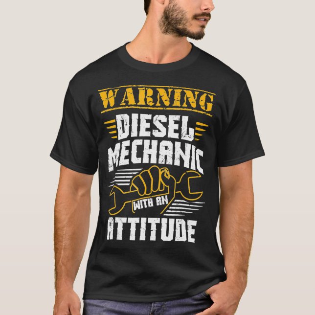 Diesel-Mechanik mit einem T-Shirt (Vorderseite)