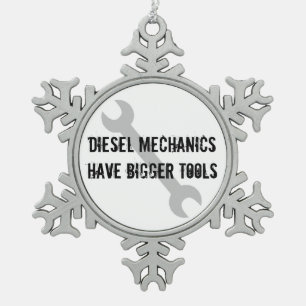 Dieselmechaniker haben größere Werkzeuge Schneeflocken Zinn-Ornament