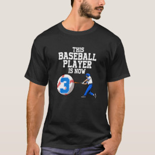Dieser Baseballspieler ist jetzt 3 Boy Baseball Bi T-Shirt