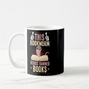 Dieser Buchwurm liest die Literaturbuchliste verbo Kaffeetasse