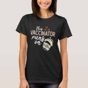Dieser Impfarzt läuft mit Kaffee Impfarzt Krankens T-Shirt