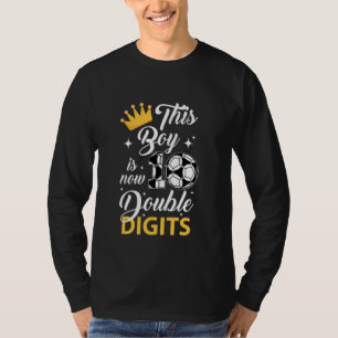 Dieser Junge ist jetzt 10 zweistellige Fußball 10  T-Shirt