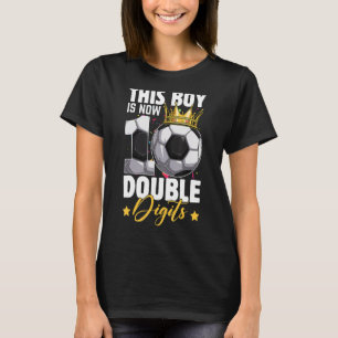 Dieser Junge ist jetzt 10 zweistellige Fußball 10  T-Shirt