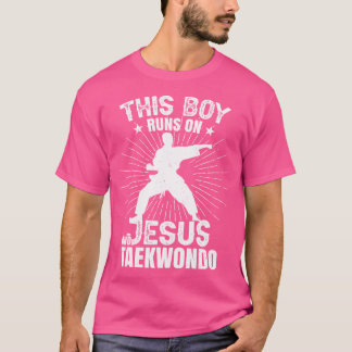 Dieser Junge läuft auf Jesus und Taekwondo T-Shirt