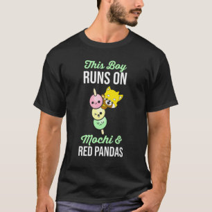 Dieser Junge läuft auf Mochi und Pandas T-Shirt