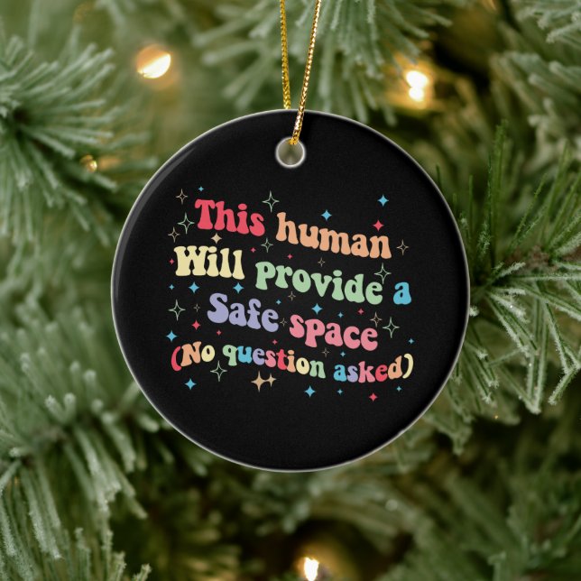 Dieser Mensch wird einen sicheren Raum ohne Frage  Keramik Ornament (Baum)