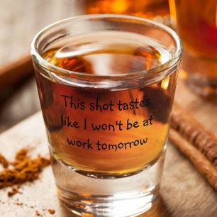 Dieser Shot schmeckt, als wäre ich morgen nicht be Schnapsglas