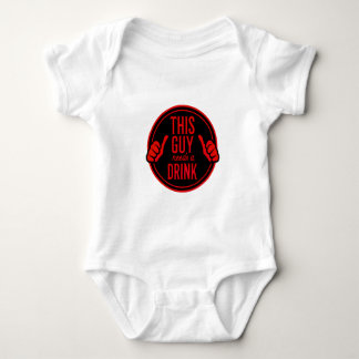 Dieser Typ braucht ein Getränk Baby Strampler