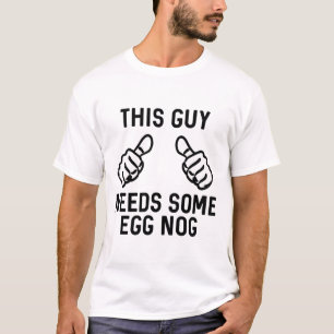 Dieser Typ braucht etwas Eierpunsch Rum Weihnachts T-Shirt