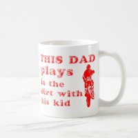 Dieser Vater spielt in der Tasse des Dirt Bike Mot