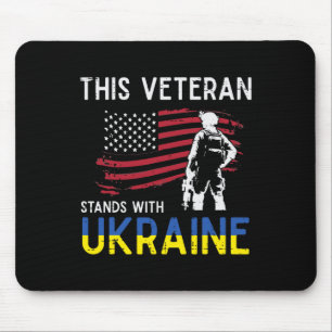 Dieser Veteran steht mit der Ukraine USA-Flagge Un Mousepad