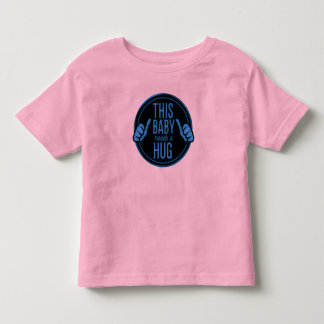 Dieses Baby braucht eine Umarmung Kleinkind T-shirt