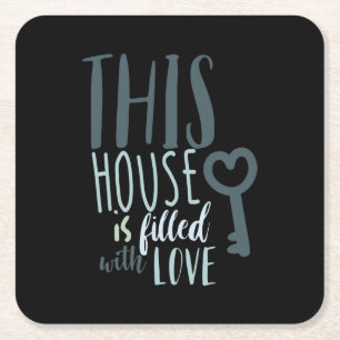 Dieses Haus ist mit Liebe gefüllt Rechteckiger Pappuntersetzer