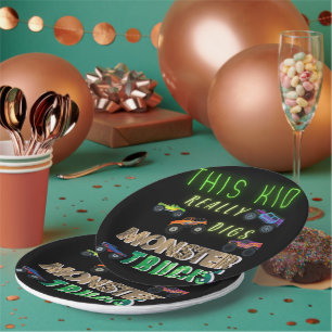 Dieses Kind bekommt wirklich Monster-LKW. Pappteller