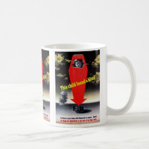 Dieses Kind fand eine Blinde Kaffeetasse