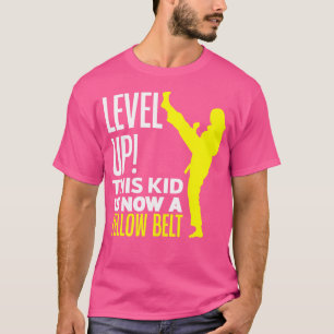 Dieses Kind ist jetzt ein gelber Gürtel Karate Lov T-Shirt