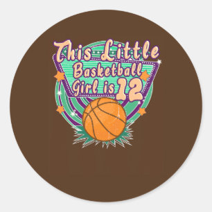 Dieses kleine Basketballmädchen ist das 12. Geburt Runder Aufkleber