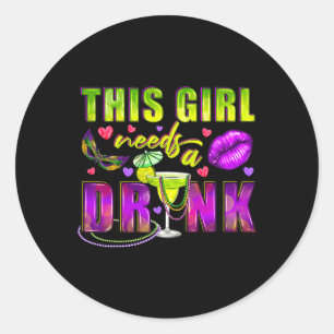 Dieses Mädchen benötigt einen Drink Wine tasting i Runder Aufkleber