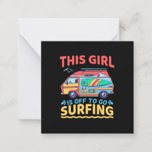 Dieses Mädchen geht surfen Mitteilungskarte