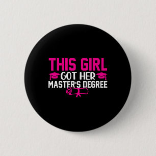Dieses Mädchen Got ihren Master-Abschluss-Abschlus Button